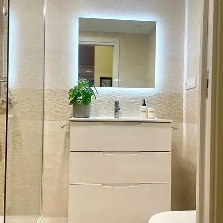 Amplio Con Piscina Y Pistas De Tenis En *